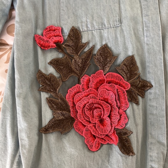 🛍️🛍️ 3 for $5. Beautiful 3D floral appliquéd denim top - Picture 2 of 6